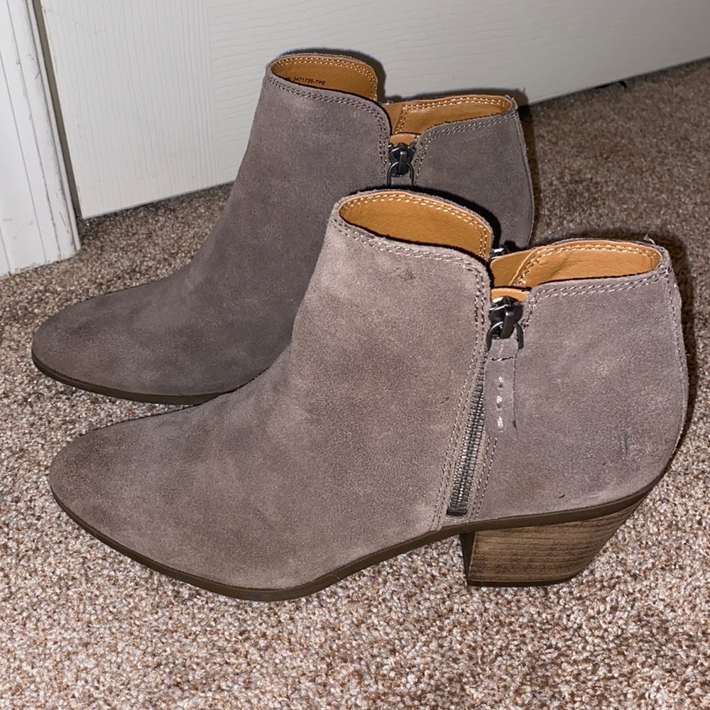 Frye Judith Judy Double Zip Ankle Boot in Taupe size 8